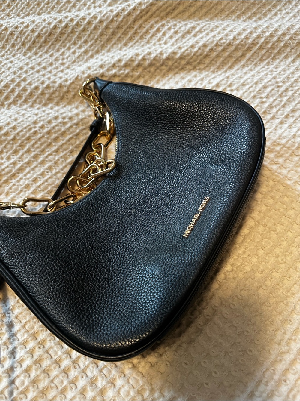 Michael Kors Large Black Pebbled Leather Shoulder Bag with Gold Chain Accent - Picture 4 of 9